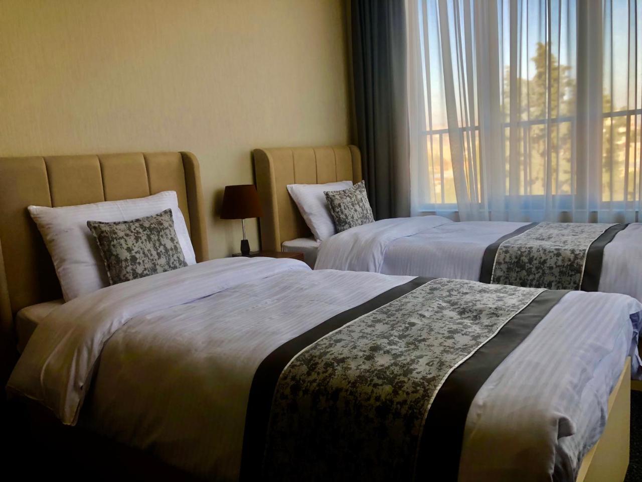 Tbili Hotel Tbilisi Esterno foto